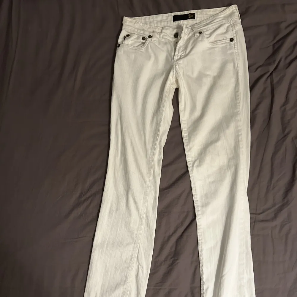 Ett par ass snygga lowrise och bootcut Cavalli jeans. Inga tecken på användning eftersom de är för stora för mig. Säljs inte längre och är så snygga på<3 storlek 27. Jeans & Byxor.