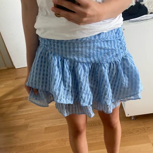 Volangkjol asymmetrisk  - Säljer min volangkjol från HM. Köptes förra året men är sparsamt använd och i bra skick. Storlek L men passar S-M. 