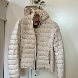 Parajumpers jacka  - En väldigt fin jack som är sparsamt använd och kemtvättat en gång och storlek Y-L 