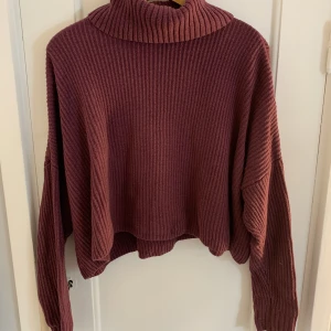 Stickad tröja - Säljer denna vinröda/lila stickade tröjan med krage från hollister då jag inte använder den längre. Väldigt fint skick och endast använd ett fåtal gånger.