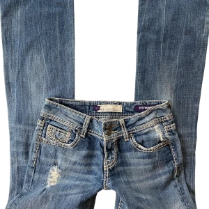 00s jeans  - Jeans med coolt mönster i bak. Liknar lite true religion jeans. Midja: 74, innerbenslängd: 77 cm 🫶🏼