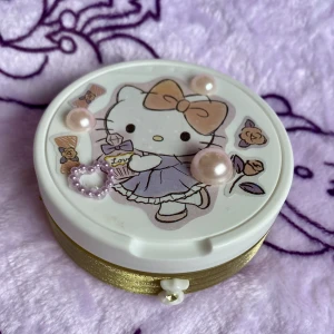 Hello Kitty Snusdosa - Handgjord snusdosa med Hello Kitty motiv!  💗 För dig som har en söt aesthetic och vill ha en lika söt dosa!   Om inte Hello Kitty är din sanrio favorit så kolla mina andra annonser!   Obs Dosan är tom och desinfekterad! 🪻