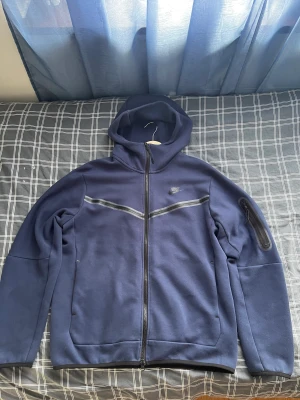 Nike tech fleece - Säljer min blåa Nike tech på grund av att jag inte använder den. Storlek M. Skick 10/10. Inget fel på den, för fler bilder skriv gärna😁