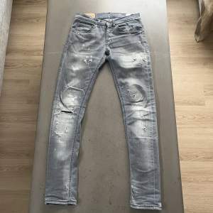 Tjena säljer ett par sjukt feta Dondup George jeans, nypriset på dessa ligger på 3500, mitt pris är 899, vilket är bra då de inte finns några defekter, det är storlek 30 men fits 32, hör ev dig vid funderingar// Pondus 