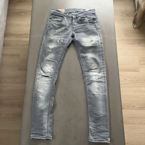 Dondup George Jeans  - Tjena säljer ett par sjukt feta Dondup George jeans, nypriset på dessa ligger på 3500, mitt pris är 899, vilket är bra då de inte finns några defekter, det är storlek 30 men fits 32, hör ev dig vid funderingar// Pondus 