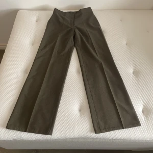 Kostymbyxor  - Vida kostymbyxor från ”hennes” H&M med lapp från cirka 90-tal i storlek 38. De sitter bra på mig med storlek s. 