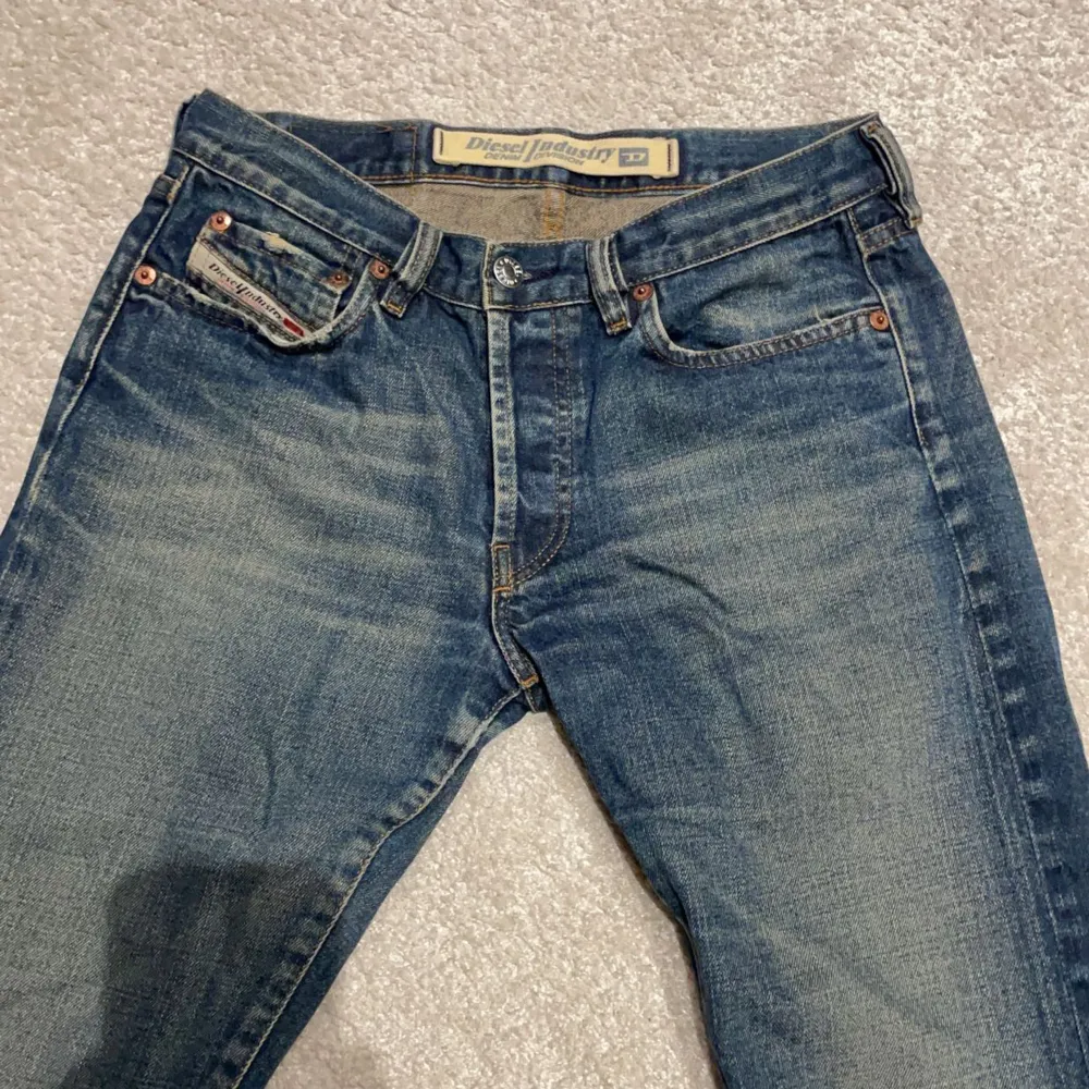 Äkta vintage diesel jeans som är över 20 år gammal och därav väldigt svåra att få tag på! De är i så fint skick och verkligen helt perfekta! Lågmidjade och utsvängda!  Midjemåttet (rakt över) : 37 cm. Innerbenslängden : 78 cm 💗 . Jeans & Byxor.