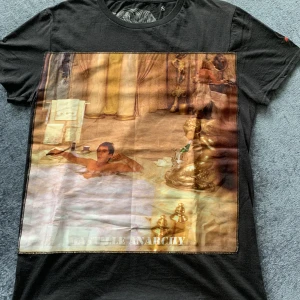 Bastille t-shirt - Storlek: S Skick: 9/10 inga defekter! Pris: 350kr Retail: 1199kr. Pris och övriga frågor kan diskuteras!