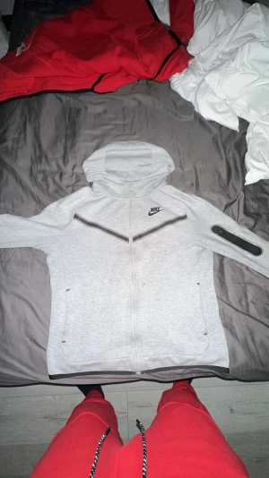 Går Nike tech - Säljer min Nike tech i storlek xs den är i bra skick och den är äkta 