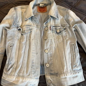 levi’s jeansjacka dam!! - Säljer denna fina levi’s jeansjackan som blivit för liten, den är i storlek Xs. Jag köpte den för 1400 och säljer den för 800, man får abolut buda men inget under 500!💗💗