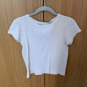Beige bomull T-shirt från Brandy Melville. Använd en del men ett bra skick. Köptes för 210kr, säljs för 110kr+frakt.