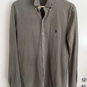 Ralph lauren skjorta - Skjorta från ralp lauren i storlek M, ovanlig och mycket snygg färg, knappt använd endast 1-2 gånger. Skicka medelande för fler bilder eller annan information