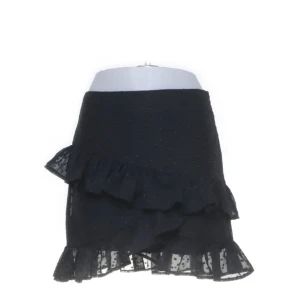 Supersöt glittrig svart kjol med volanger - Svart ljol med volanger och glitter😍😍