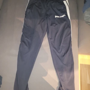 Palm Angels byxor - Ett par Palm Angles byxor i rätt bra skick har ett litet hål men inte att man ser. Storlek m