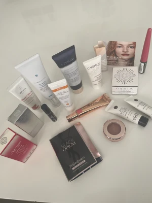 Hudvårdspaket och sminkpaket  - Du budar på 16 produkter. De flesta oanvända eller endast swatchad. Allt detta har ett värde på ca 3000 kr!. Bud från 550 kr. Frakt tillkommer. Betalning inom 3 dagar via Swish.