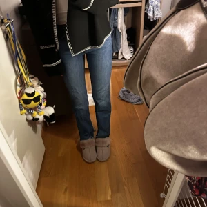 Utsvängda jeans - Mörkblå utsvängda jeans med slittar i benen från pull and bear. Sitter som en smäck men kommer aldrig till användning 