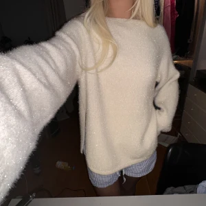 Glittrig stickad tröja - Superfin slutsåld glittrig stickad tröja från hm. Köpare står för frakt🫶🏻🪩