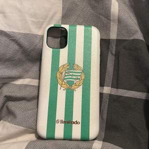 Skal för Iphone 11, köpt för en månad sen och säljs nu då jag köpt en ny mobil, nyskick, Hammarby logga