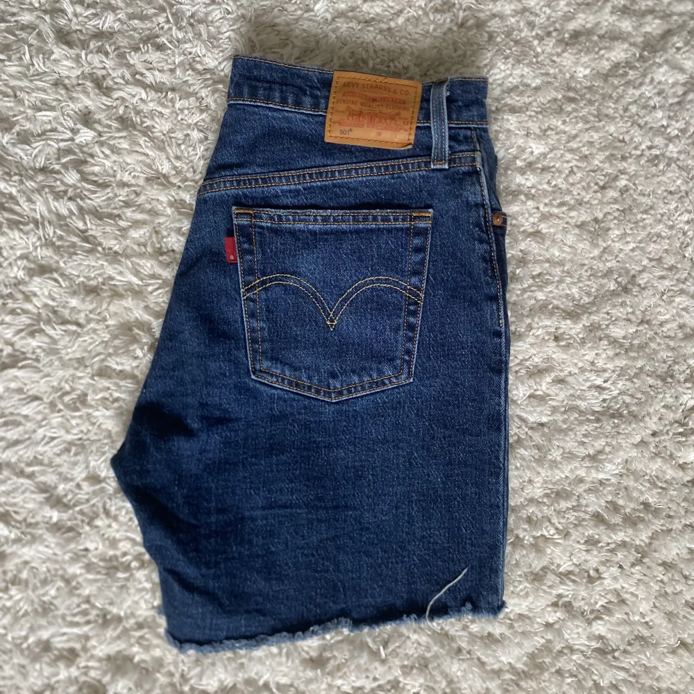 Levi’s jeans shorts i modell 501 i stl 29. Oanvända o köpta för 629kr o säljer för 310kr ingen frakt. Shorts.