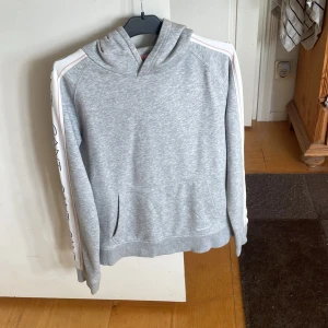 Gant hoodie  - Jätte fin gant hoodie i storlek 13-14y vilket motsvarar 158/164☺️ Nypris:850kr Mitt pris:250kr