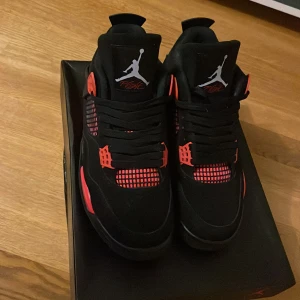 Jordan 4 thunder red - Säljer dem eftersom att det  passar inte mig längre har använt den få gånger, annars är den i helt ny skick.  Kvitto finns oxå.  Köpta från solepluse. 