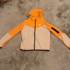 Tech Fleece - Fint Nike Tech fleece I bra skick. Storlek L 147/158. Möts upp Kan också Fraktas. Nypris 1200