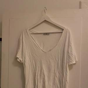 T-shirt från Zara. V-ringad och loose fit