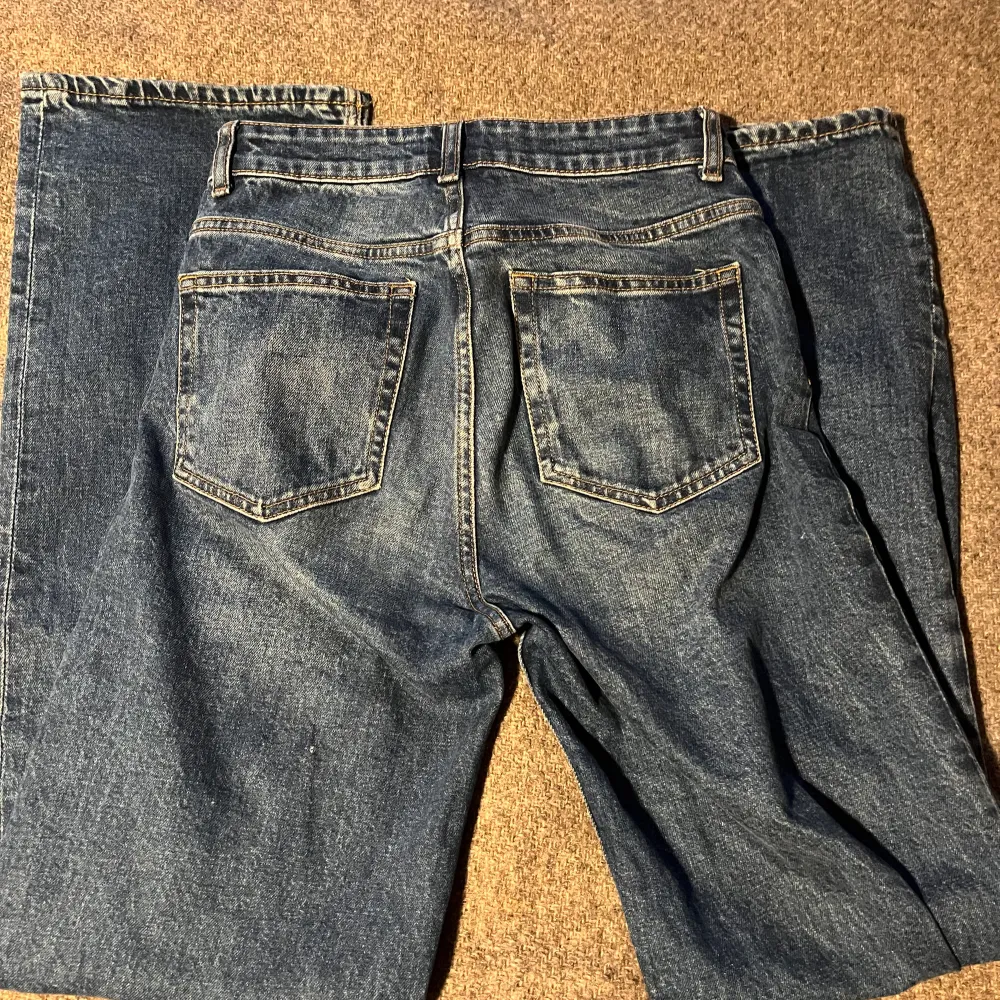 Superfina vida jeans som jag köpte från Primark. Materialet är i 100% bomull och sitter som en smäck! Jeansen är ganska långa i modellen och passar mellan 164-174cm. Säljer den för att det inte är min stil längre. Köptes för 289kr och säljer för 90kr❤️. Jeans & Byxor.