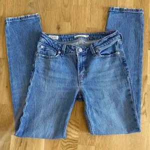 Lågmidjade, raka Levis jeans i modellen low pitch straight. Knappt använda, fint skick.  Midja: 26 Längd: 31  Nypris: 1200 kr