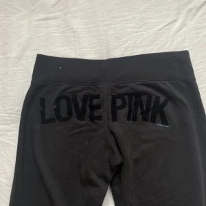 Y2k pink byxor - Så sjukt snygga och sällsynta pink byxor!! Stor text på rumpan och även ganska stor logga på framsidan💓 Jag säljer pga de är lite korta på mig.  Midjemått: 74cm Innerbenslängd: 78cm