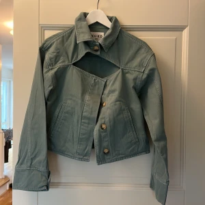 Jacka från nakd - Säljer denna så coola jackan från NAKD, grön jacka i denimtyg❤️ aldrig använd 