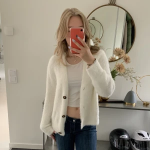 Stickad kofta - Vit stickad kofta som passar till allt. Jätteskön o fluffig. Fint skick! Säljer för att den inte kommer till användning. Står storlek XS men sitter mer som S/M. Skriv för mer info💙