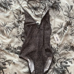 Jättesnygg mönstrad baddräkt🤎🤍 - Jättesnygg baddräkt i storlek s. Aldrig använd🤎