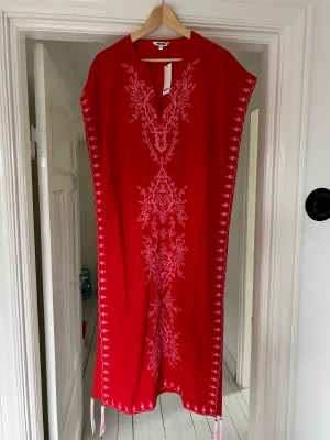 Tunika / klänning  med broderidetaljer - Aldrig använd 