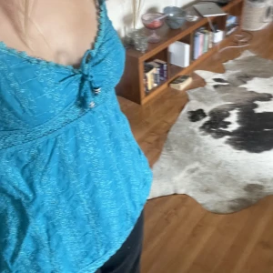 Turkos topp - Snygg turkos topp! Nyskick och sitter som s/m. Säljer en likadan i brun