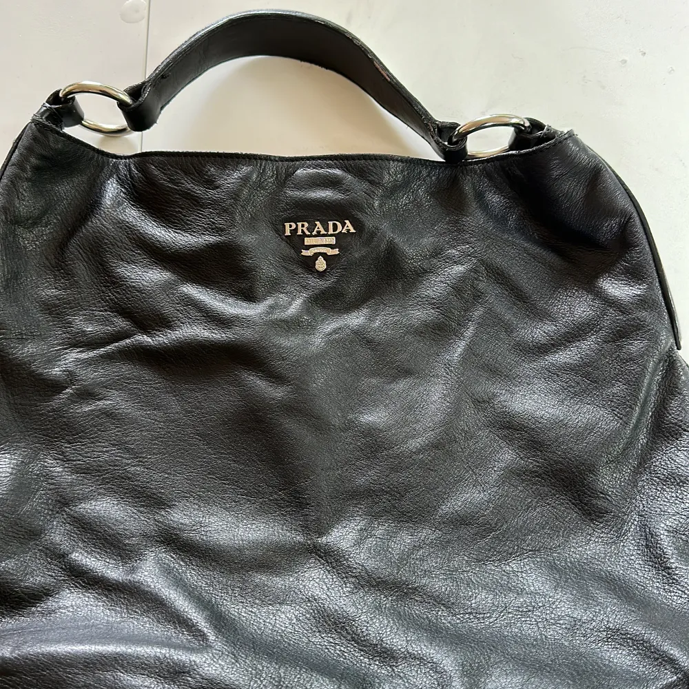 En bra och hållbar Prada väska. En kopia, köpt i Dubai. Äkta skin. Väskor.