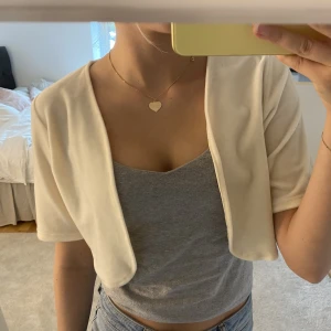 Kofta  - Jätte söt liten kofta men som tyvärr inte kommer till någon använd💓köparen står för frakt