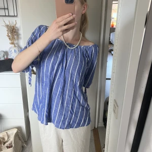 Randig blus  - Randig blus i storlek L/XL men passar även mig som oftast när S. 💕 fint skick! 