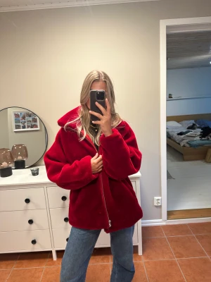 Superfin vinterjacka  - röd vinterjacka från märket /stay. I väldigt bra skick🌸