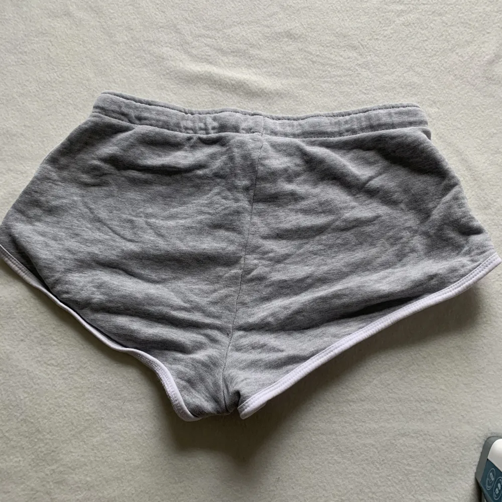 Säljer dessa gråa Lågmidjade shortsen från h&m som blivit för små,inga defekter och pris kan diskuteras . Shorts.
