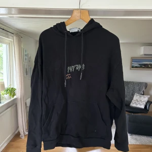 ASOS hoodie - Säljer en ASOS hoodie, då den inte används! Riktigt fräscht tryck på både framsida och baksida!
