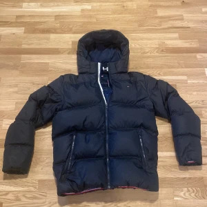Tommy Hilfiger Jacka - Säljer en fin Tommy Hilfiger jacka, väldigt välanvänd skick 8/10, storlek är 176 men sitter som S/M