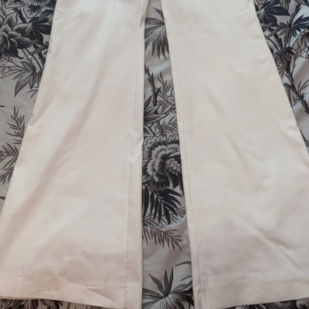 Ett par jätte snygga vita byxor från Zara❣️ MEN Byxorna har en mörk fläck som syns lite grann på baksidan av låret!. Jeans & Byxor.
