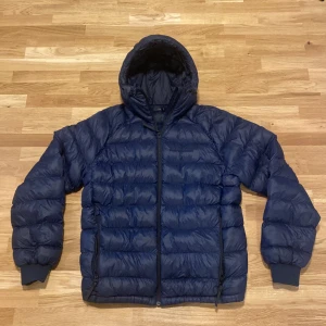 Peak Performance Jacka - Säljer en Peak Performance jacka, skick 9/10 förutom ett litet hål i höger jackficka, men inget som syns, köpt för 2500.