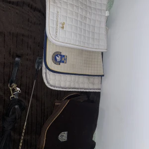 hästsaker - Vitt Dressyr Schabrak st full från Jacson  - Vitt dressyrschabrak med guld glitterkant st full från accuhorsemat.  - Vitt dressyrschabrak ”swedish equestrian team” -Allround spö - Grammantygel / Snodd  - Ländtäcke / skritttäcke från Fharenheit st cob pm!