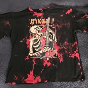 T-shirt  - Oanvänd T-shirt.