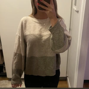 Randig stickad tröja  - Randig stickad tröja i brun & beigea färger! Så skön verkligen och i bra skick! Strl M men passar även xs/s om man vill ha den lite större 🥰