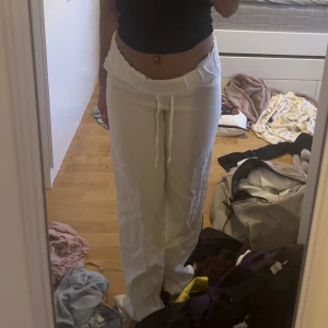 Linnebyxor - Säljer ett par jätte fina linnebyxor från A-dsgn nypris 900💓 ser ut som nya förutom att ja sydde upp dom förut men har tagit bort det så det är små hål men har bild på de❤️skriv för frågor💓innerbensmått 89❤️