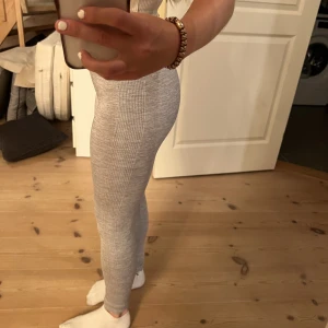 Träningstights - Iciw träningstights som är gråa som är lite för långa på mig som är 158 är helt oanvända då jag köpte för stora