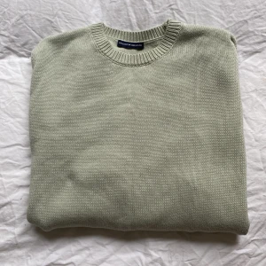 ljusgrön stickad tröja - ljusgrön stickad tröja från Brandy Melville (mycket överdimensionerad) 